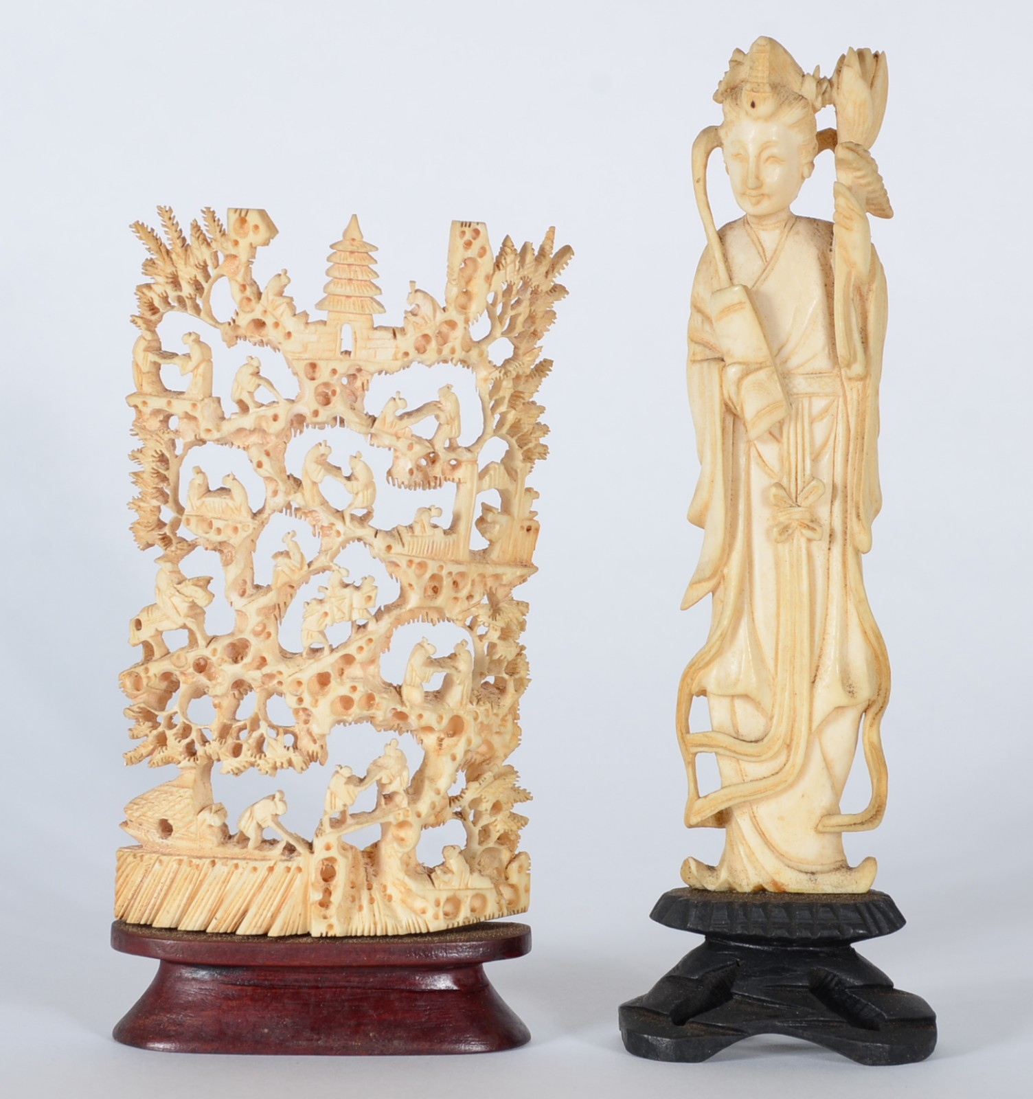 Duas peças de marfim, sendo gueixa e placa com figuras e pagodes... - foto 1 de 3