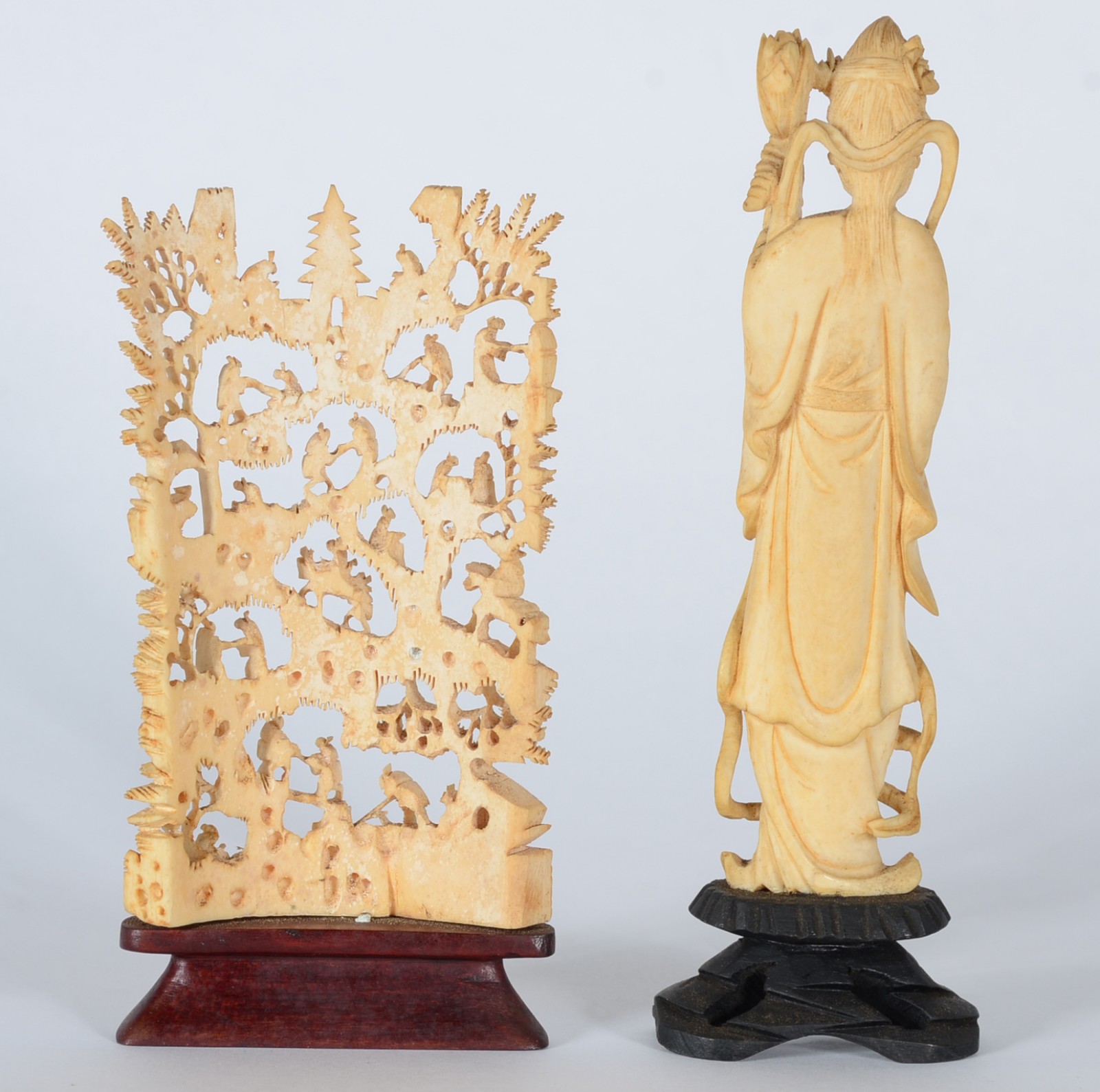 Duas peças de marfim, sendo gueixa e placa com figuras e pagodes... - foto 2 de 3