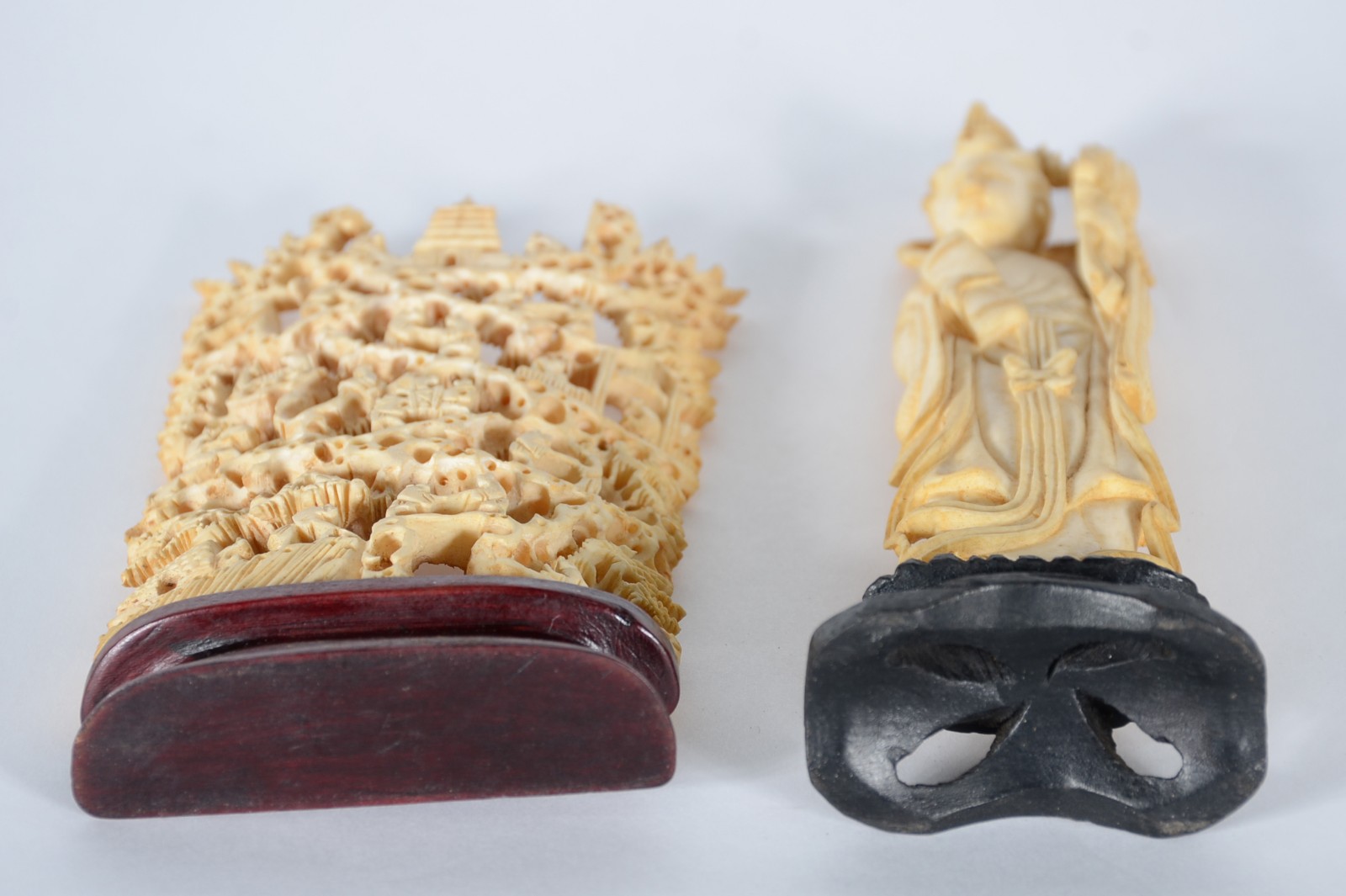 Duas peças de marfim, sendo gueixa e placa com figuras e pagodes... - foto 3 de 3