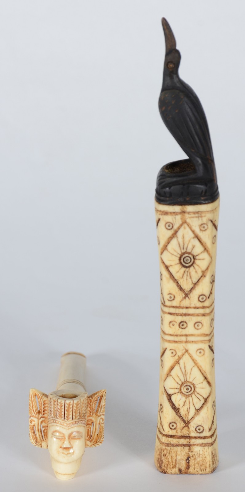 Duas peças de marfim, sendo um cachimbo com rosto esculpido e um... - foto 1 de 4