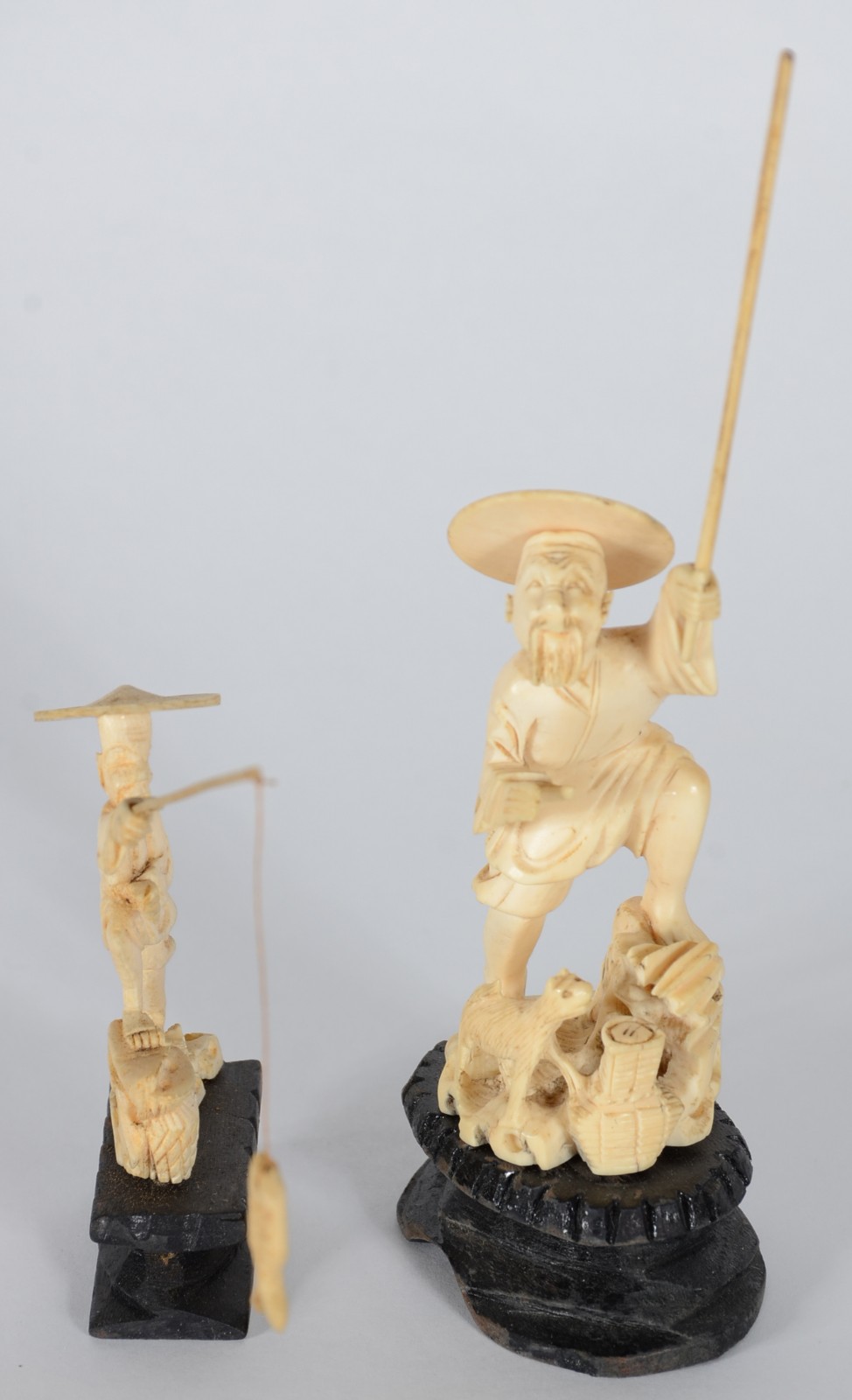 Duas esculturas de marfim representando pescadores, base de madeira. - foto 1 de 5