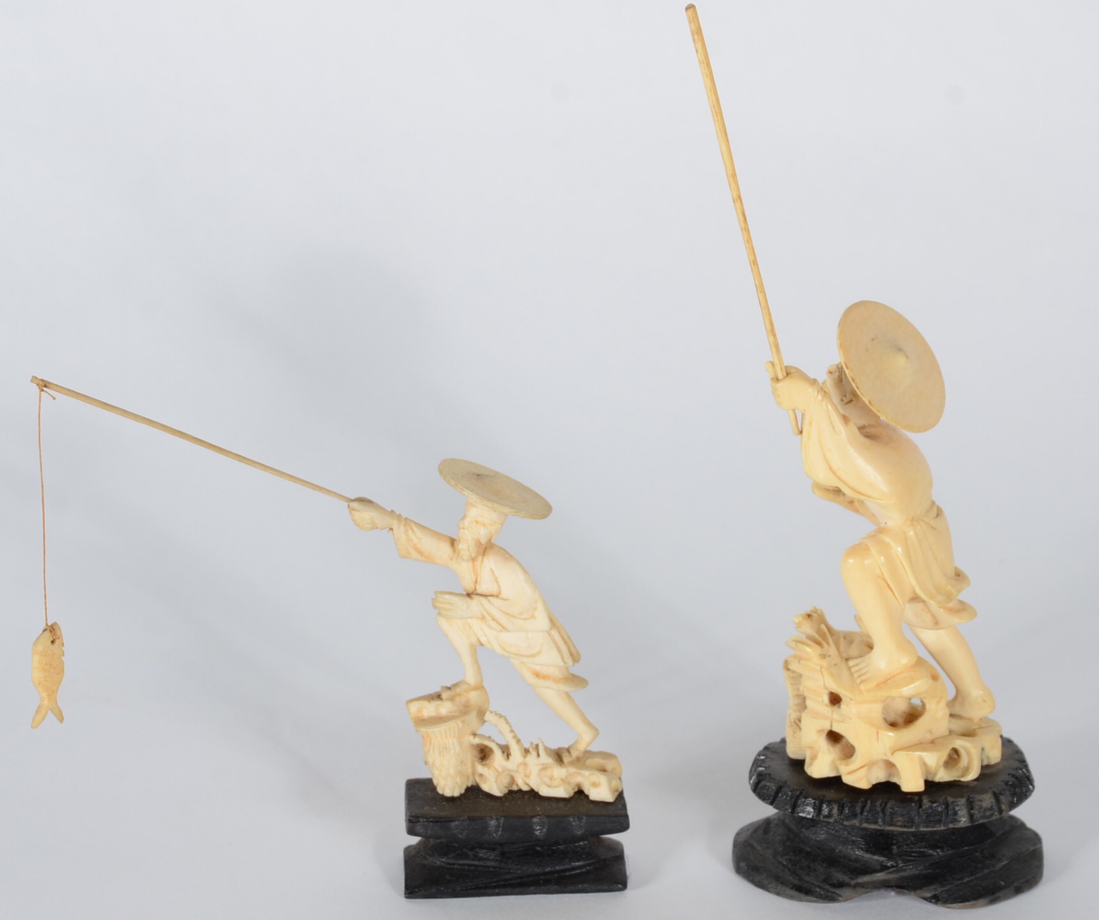 Duas esculturas de marfim representando pescadores, base de madeira. - foto 3 de 5
