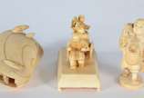Três pequenas peças de marfim, sendo concha com... - Três pequenas peças de marfim, sendo concha com parte interna esculpida com figuras; carroça com tres figuras, base com lateral colada; e, figur...