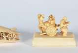 Três pequenas peças de marfim, sendo concha com... - Três pequenas peças de marfim, sendo concha com parte interna esculpida com figuras; carroça com tres figuras, base com lateral colada; e, figur...