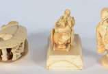 Três pequenas peças de marfim, sendo concha com... - Três pequenas peças de marfim, sendo concha com parte interna esculpida com figuras; carroça com tres figuras, base com lateral colada; e, figur...