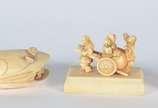 Três pequenas peças de marfim, sendo concha com... - Três pequenas peças de marfim, sendo concha com parte interna esculpida com figuras; carroça com tres figuras, base com lateral colada; e, figur...