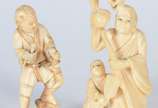 Duas estatuetas de marfim representando figuras... - Duas estatuetas de marfim representando figuras. Assinadas nas bases.