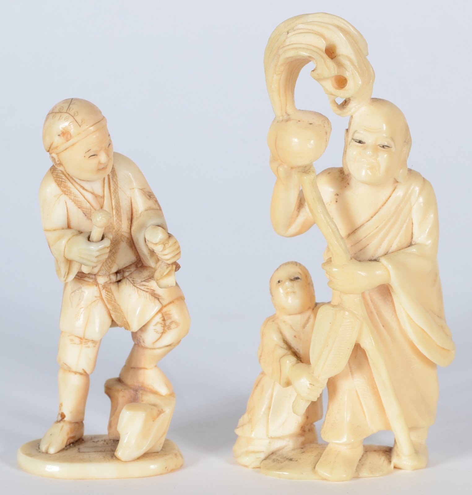 Duas estatuetas de marfim representando figuras. Assinadas nas bases. - foto 1 de 5