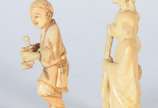 Duas estatuetas de marfim representando figuras... - Duas estatuetas de marfim representando figuras. Assinadas nas bases.
