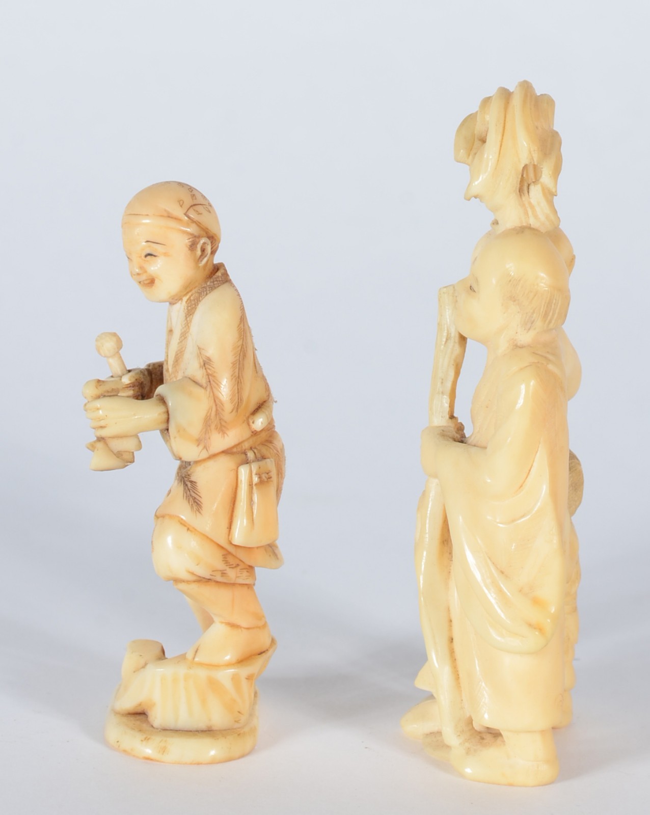 Duas estatuetas de marfim representando figuras. Assinadas nas bases. - foto 2 de 5