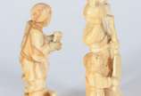 Duas estatuetas de marfim representando figuras... - Duas estatuetas de marfim representando figuras. Assinadas nas bases.