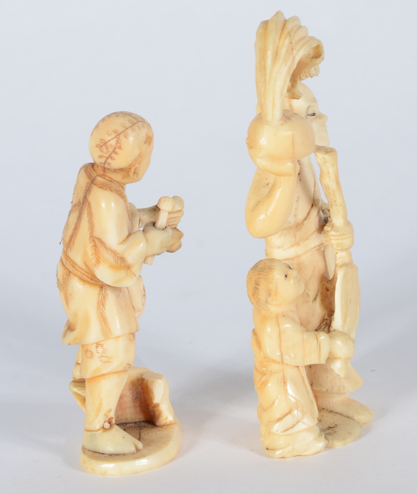 Duas estatuetas de marfim representando figuras. Assinadas nas bases. - foto 3 de 5