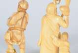 Duas estatuetas de marfim representando figuras... - Duas estatuetas de marfim representando figuras. Assinadas nas bases.