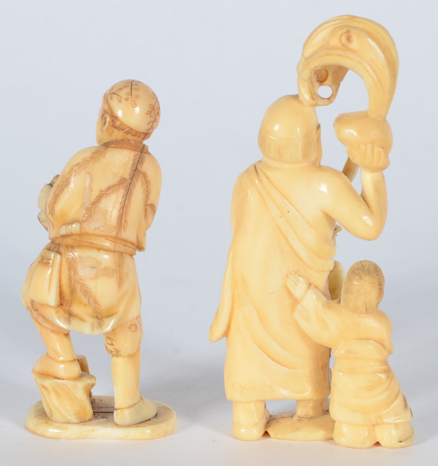 Duas estatuetas de marfim representando figuras. Assinadas nas bases. - foto 4 de 5