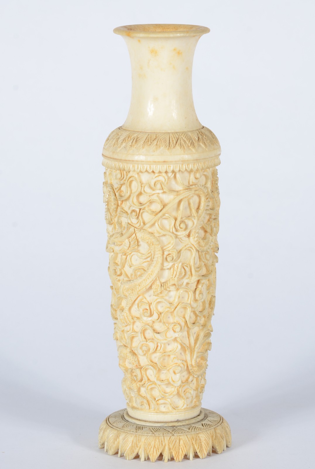Vaso de marfim trabalhado com guirlandas em relevo. - foto 1 de 4