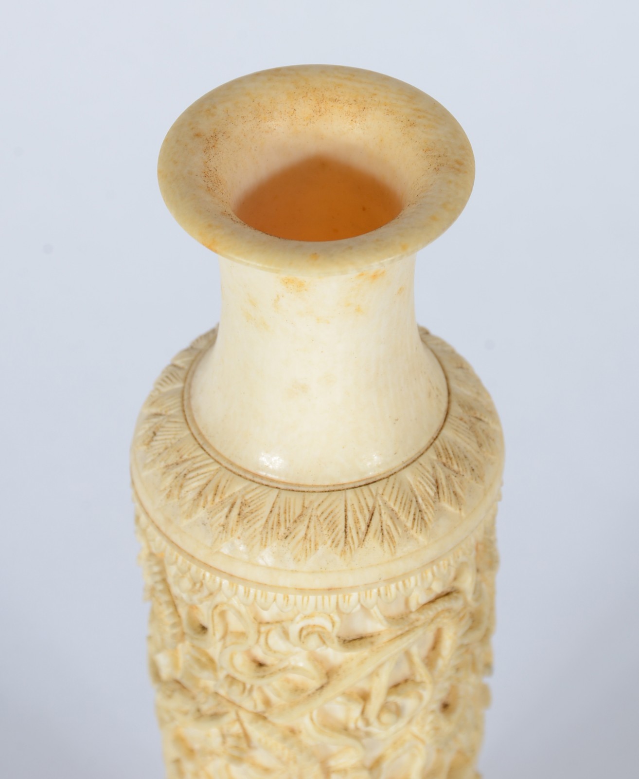 Vaso de marfim trabalhado com guirlandas em relevo. - foto 2 de 4