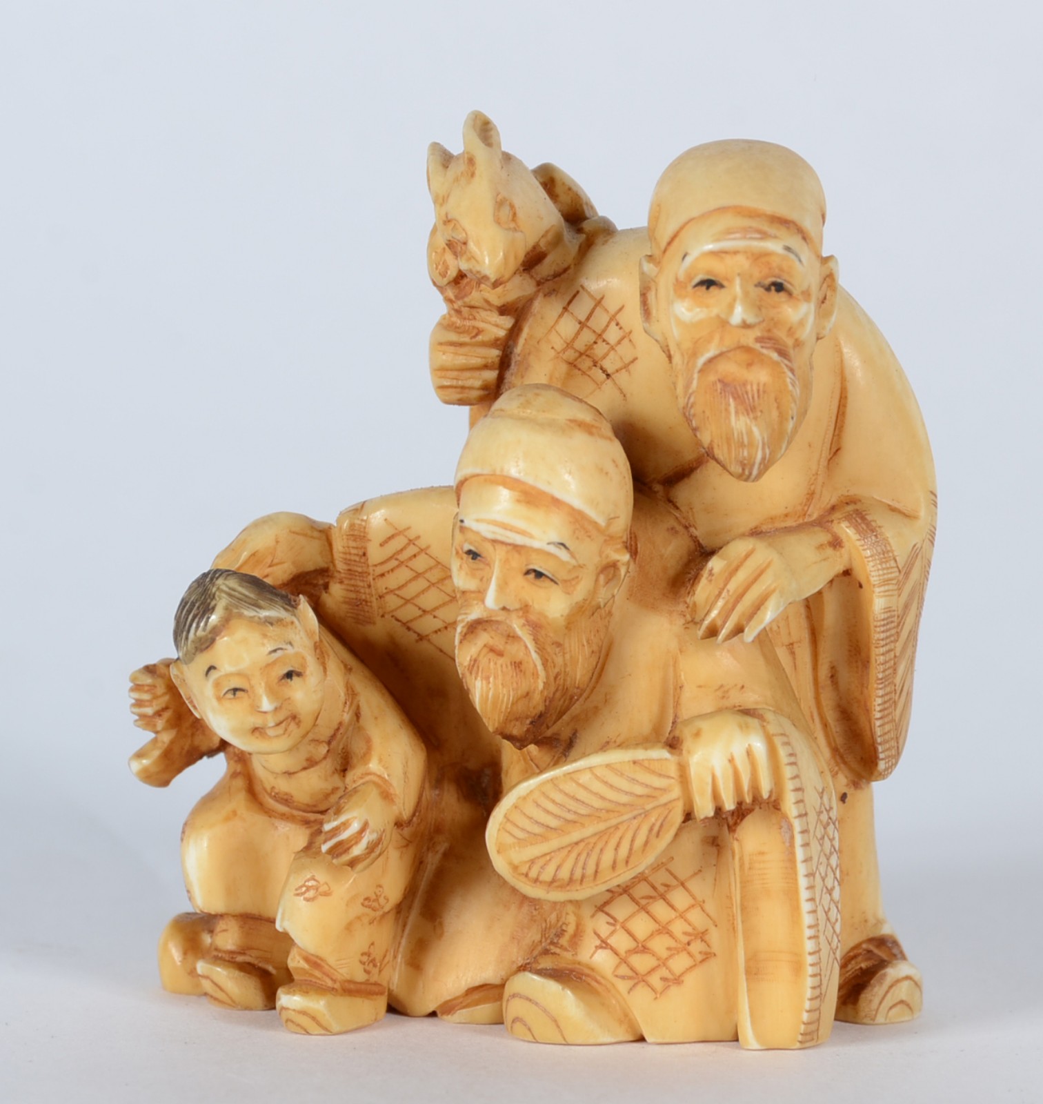 Netsuke de marfim representando tres figuras, assinado. - foto 1 de 5