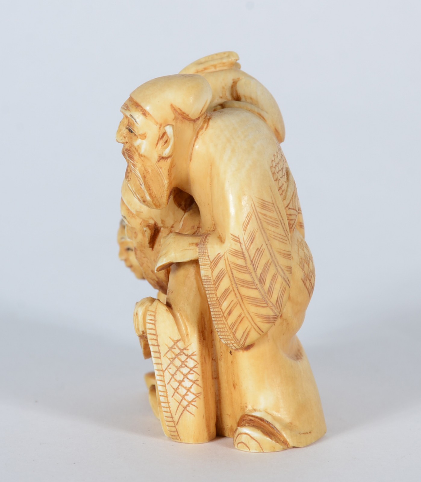 Netsuke de marfim representando tres figuras, assinado. - foto 3 de 5