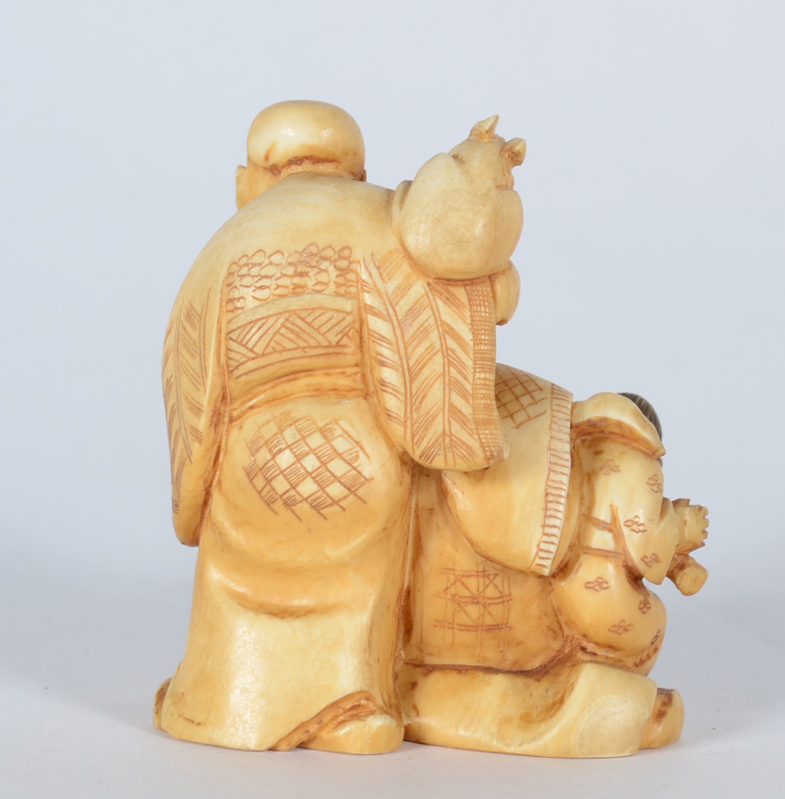 Netsuke de marfim representando tres figuras, assinado. - foto 4 de 5