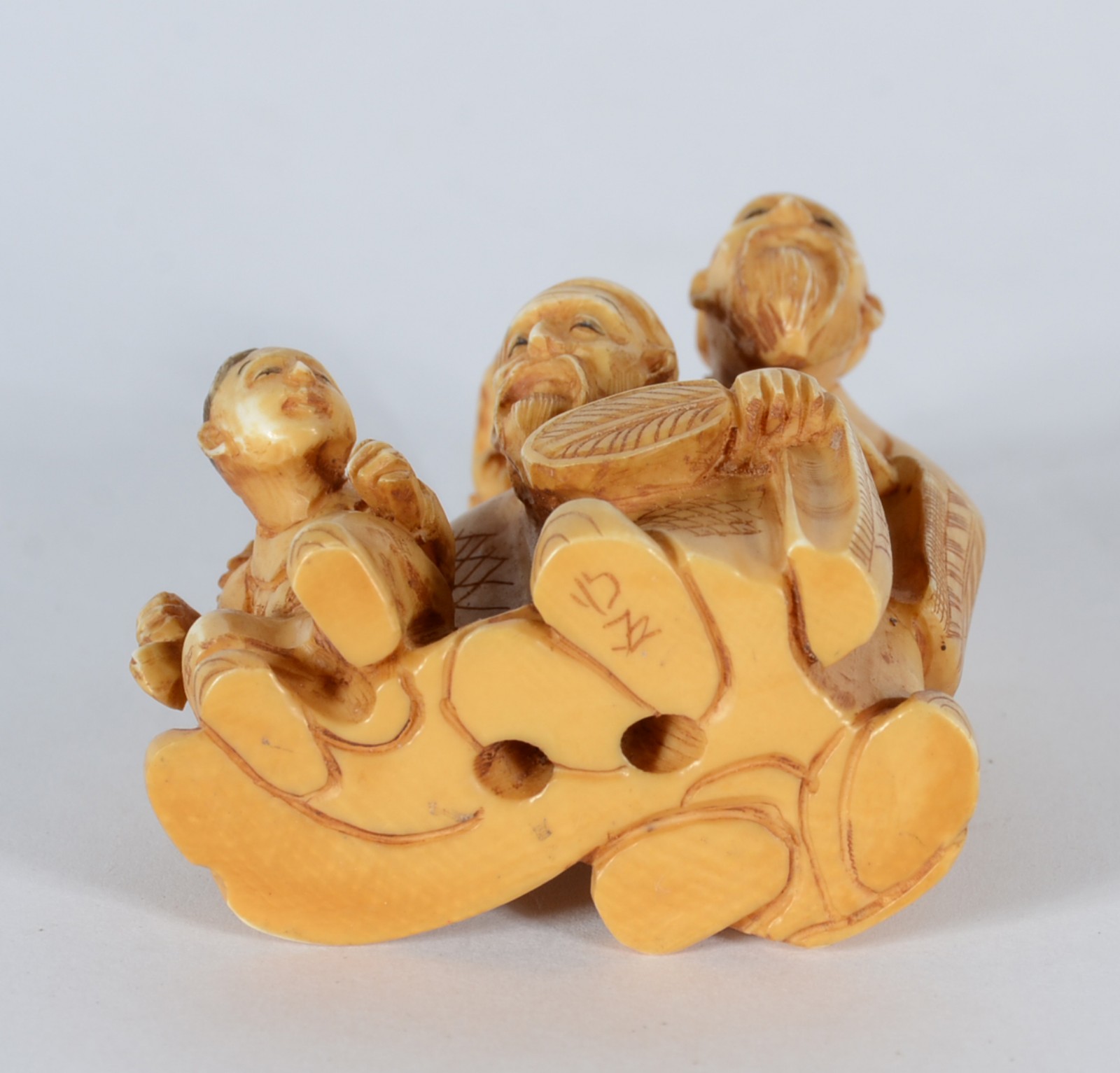 Netsuke de marfim representando tres figuras, assinado. - foto 5 de 5