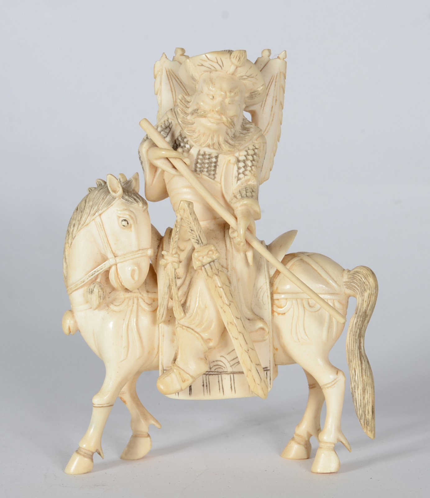Estatueta de marfim representando guerreiro a cavalo. - foto 1 de 5