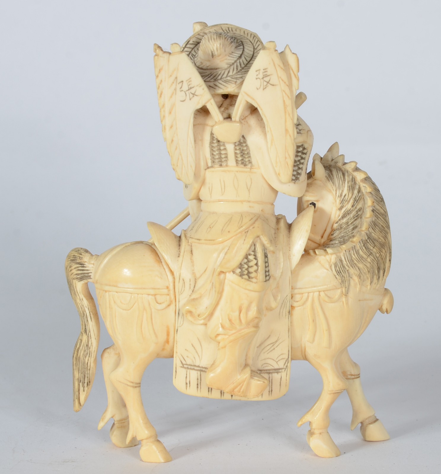 Estatueta de marfim representando guerreiro a cavalo. - foto 4 de 5