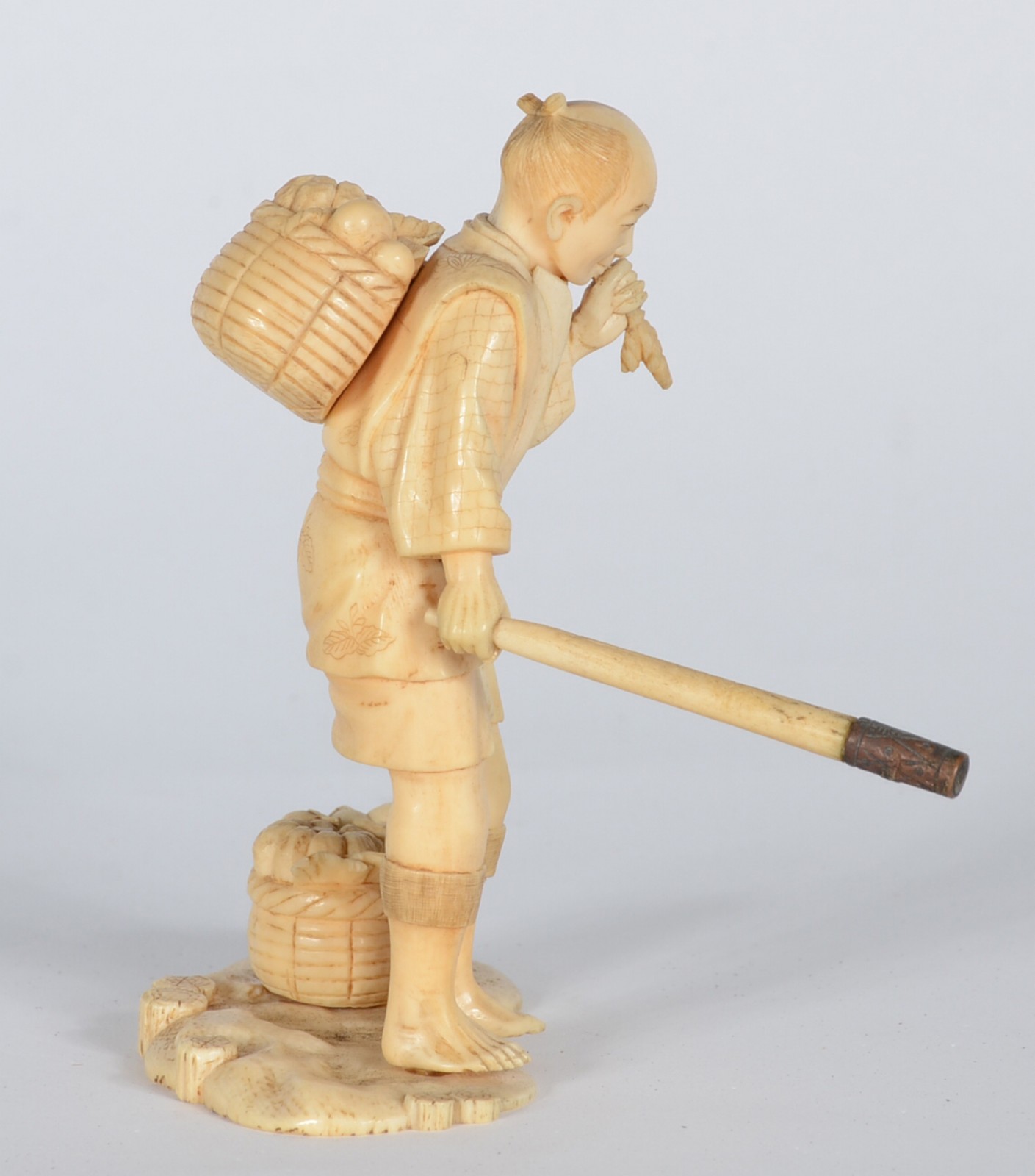 Estatueta de marfim representando figura masculina com cesto de... - foto 2 de 5