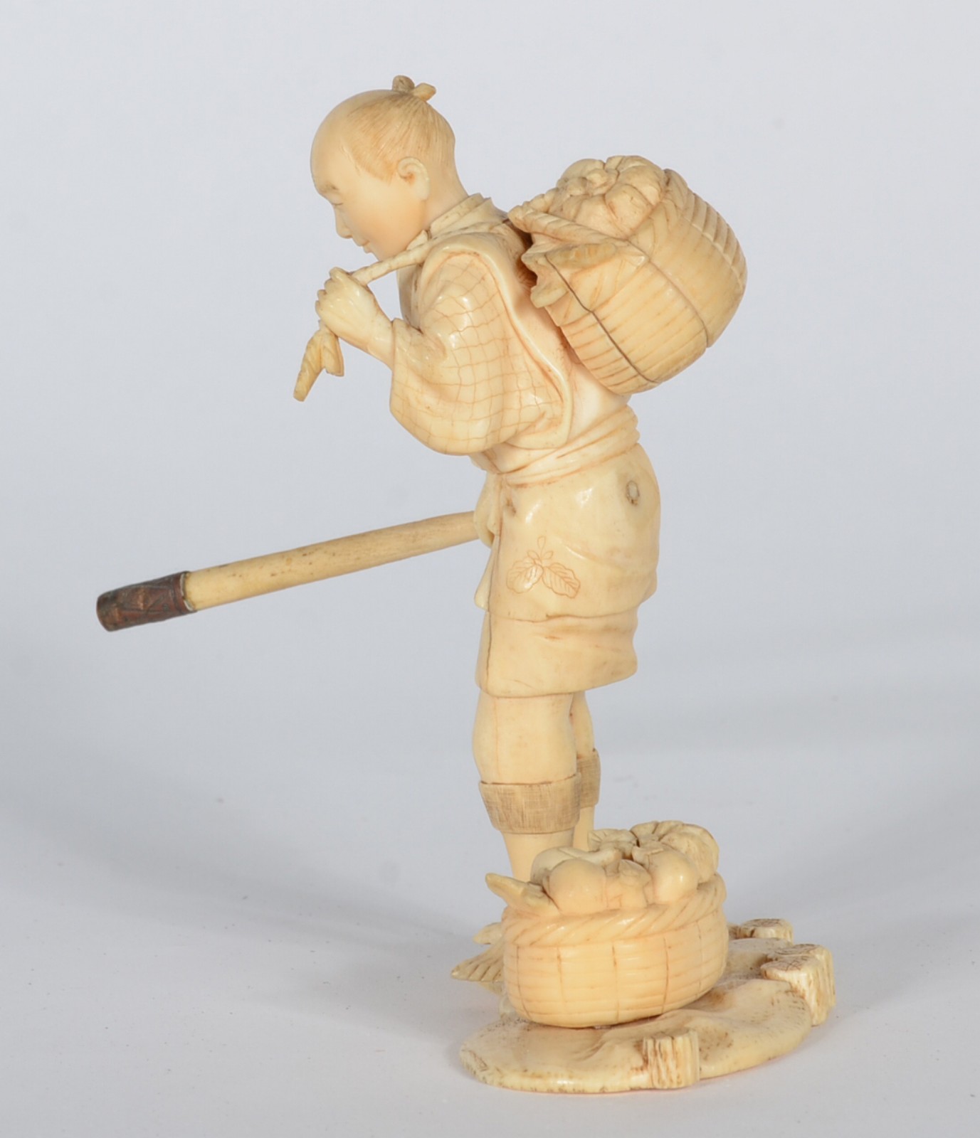 Estatueta de marfim representando figura masculina com cesto de... - foto 3 de 5