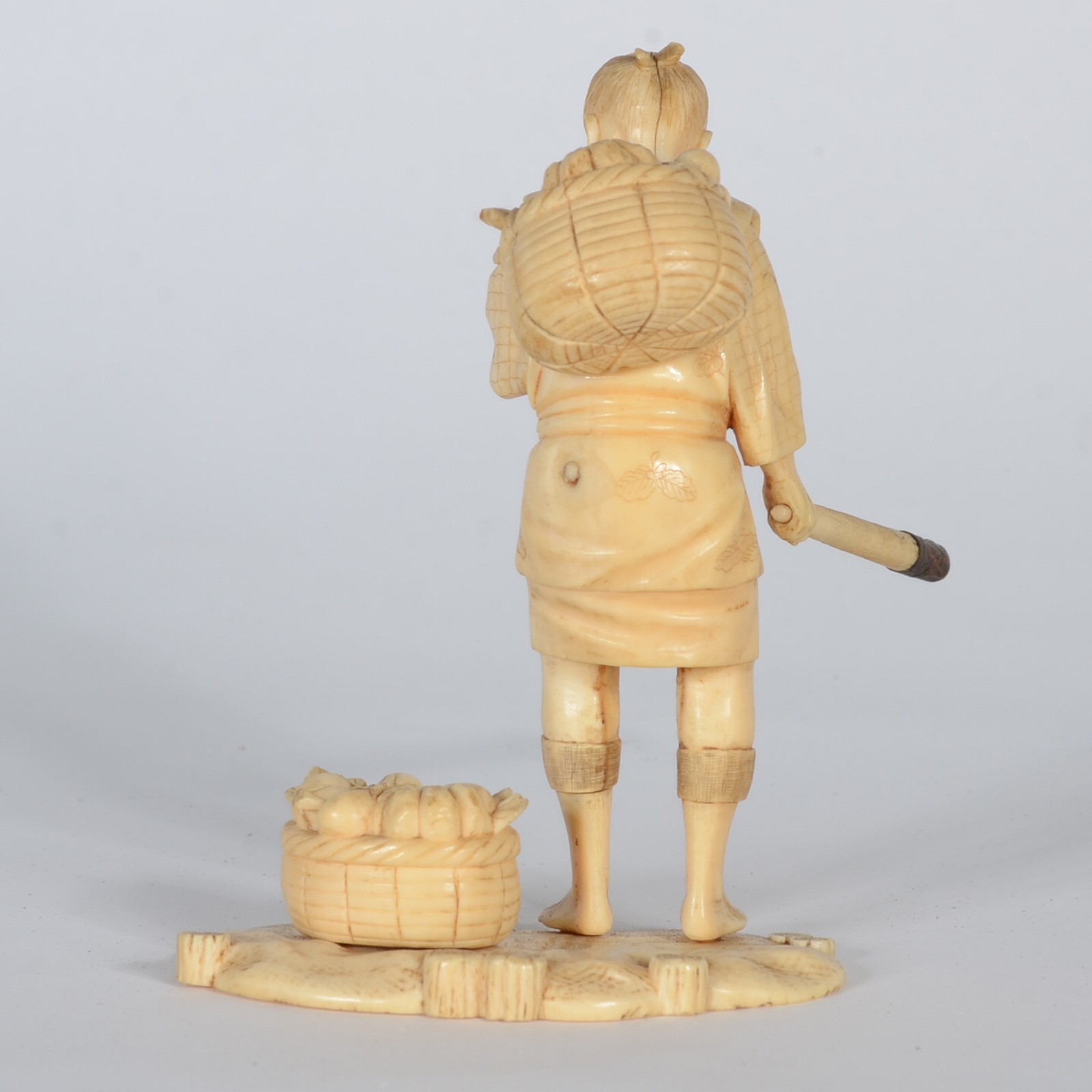 Estatueta de marfim representando figura masculina com cesto de... - foto 4 de 5