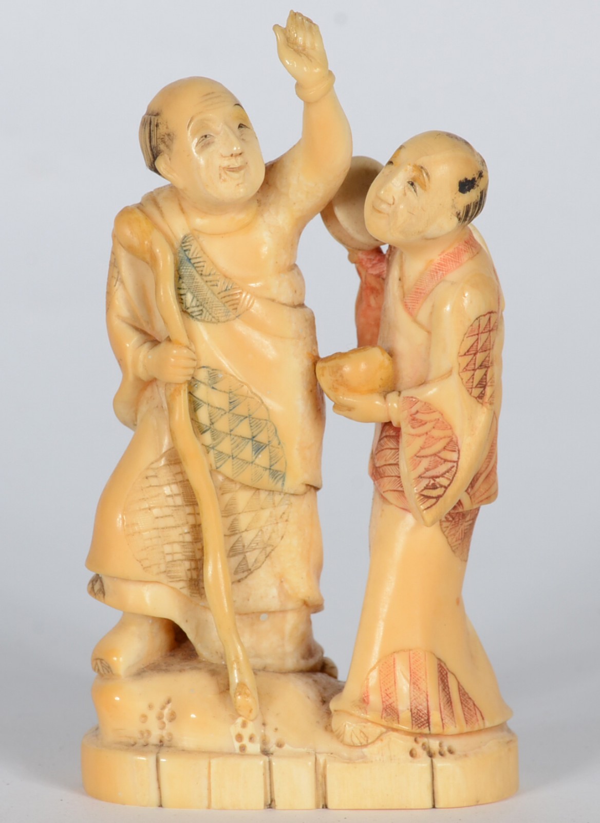 Estatueta de marfim com policromia representando duas figuras, uma... - foto 1 de 5