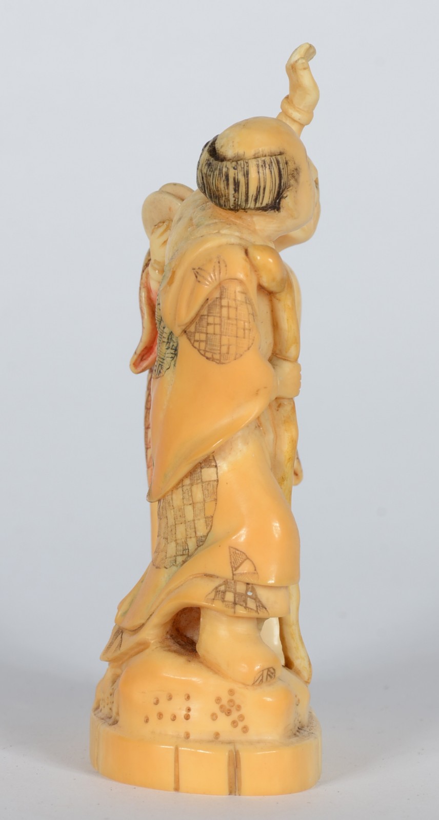Estatueta de marfim com policromia representando duas figuras, uma... - foto 3 de 5