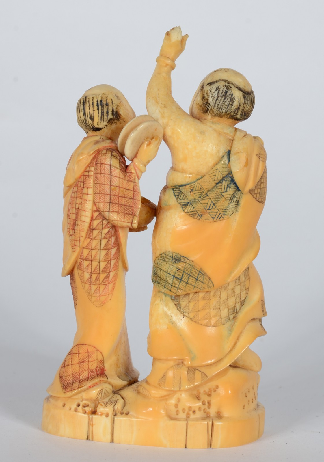 Estatueta de marfim com policromia representando duas figuras, uma... - foto 4 de 5