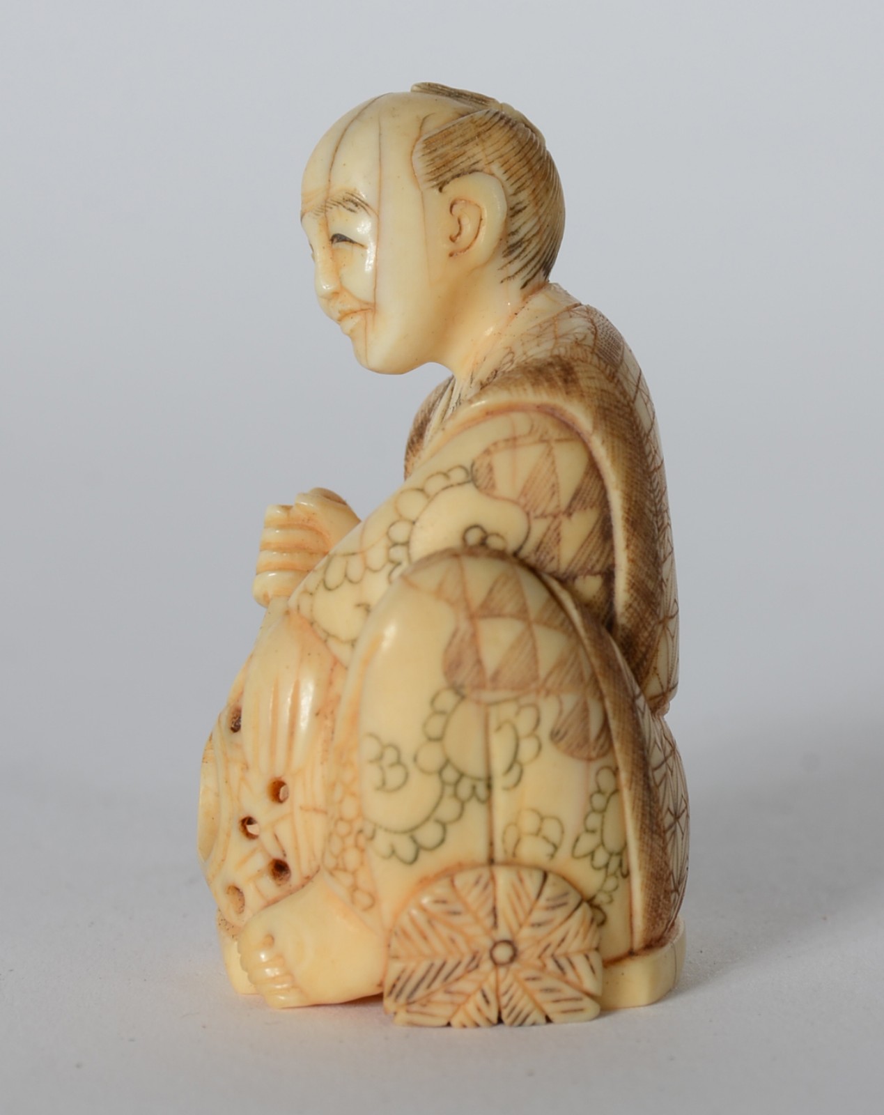 Netsuke de marfim representando figura com instrumento, assinado. - foto 2 de 5
