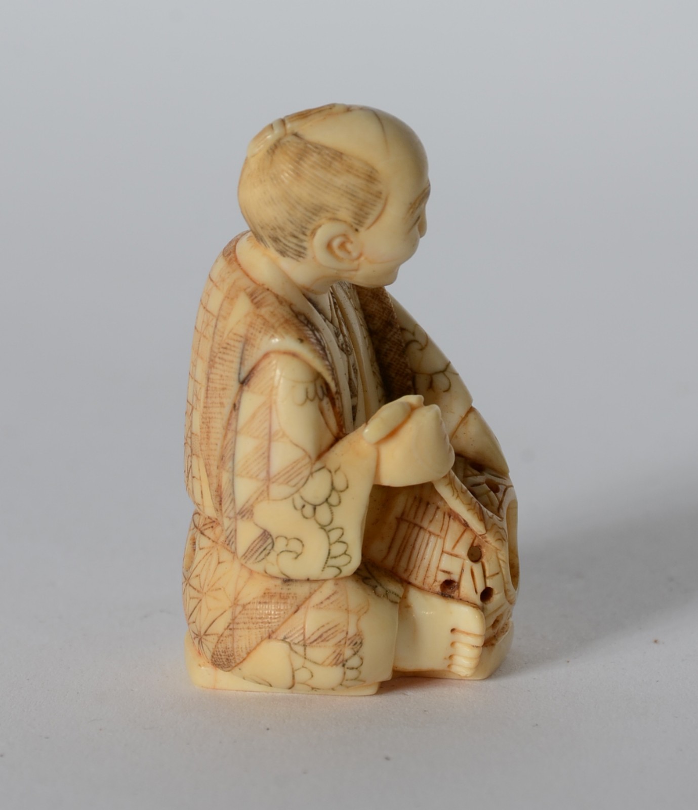Netsuke de marfim representando figura com instrumento, assinado. - foto 3 de 5