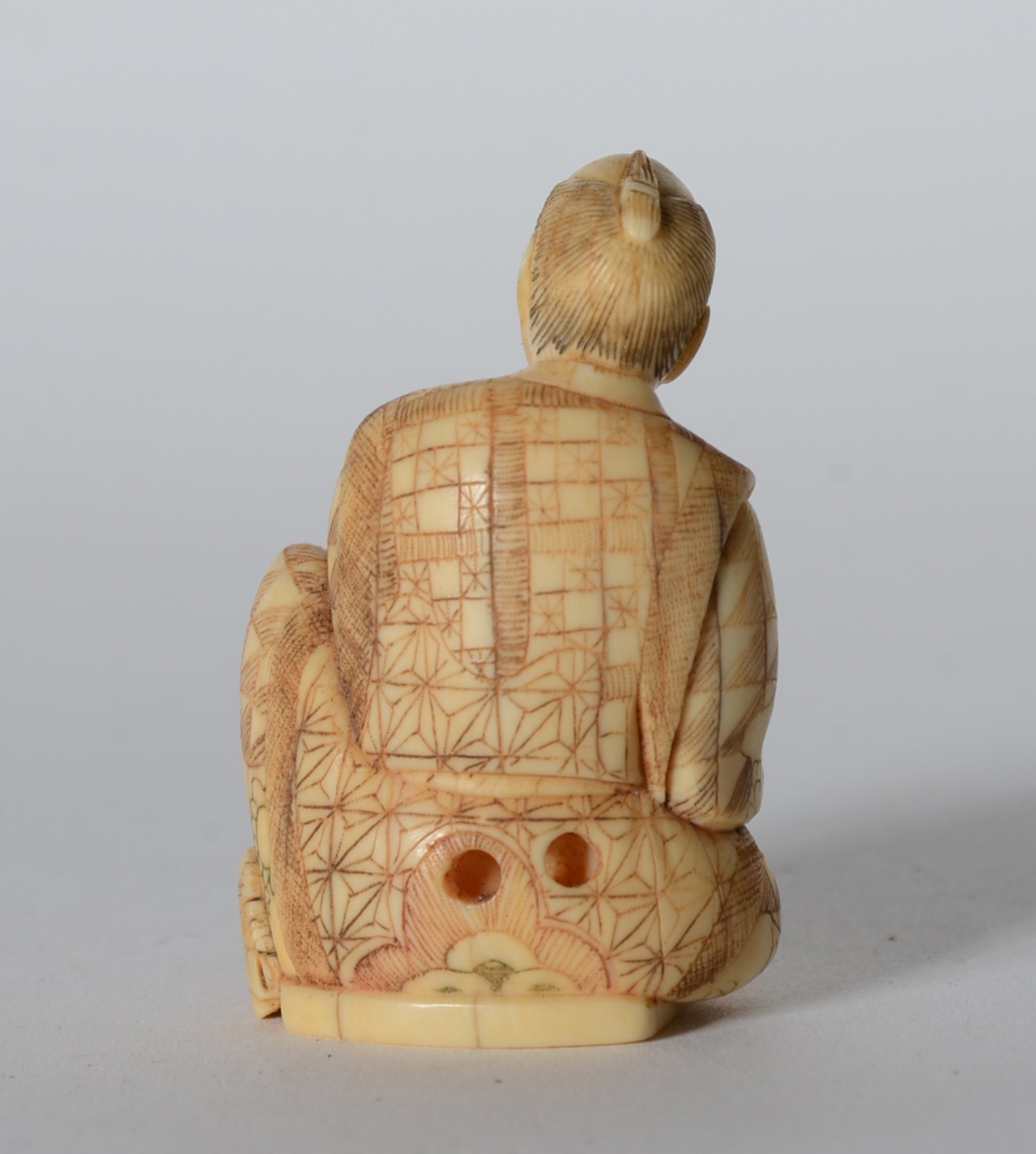 Netsuke de marfim representando figura com instrumento, assinado. - foto 4 de 5