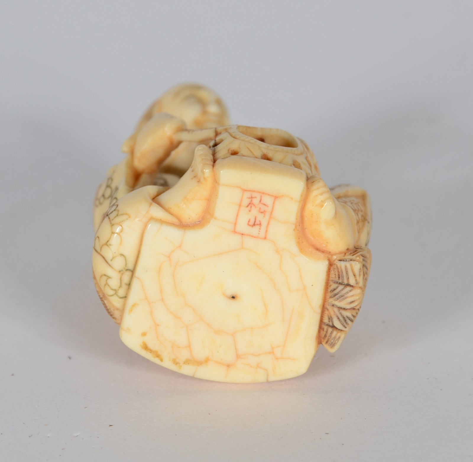 Netsuke de marfim representando figura com instrumento, assinado. - foto 5 de 5