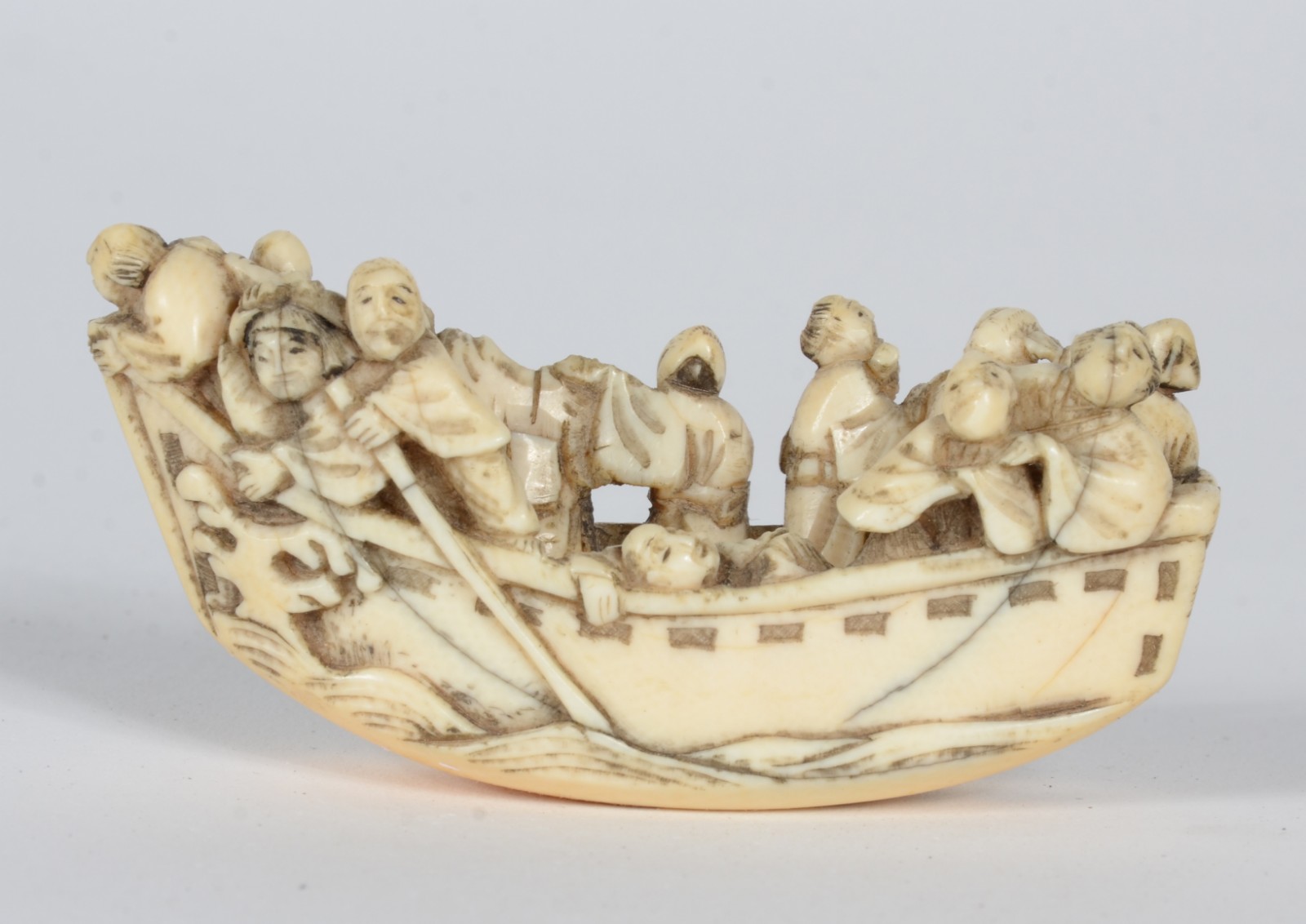 Netsuke de marfim representando barca com figuras, assinado. - foto 2 de 5