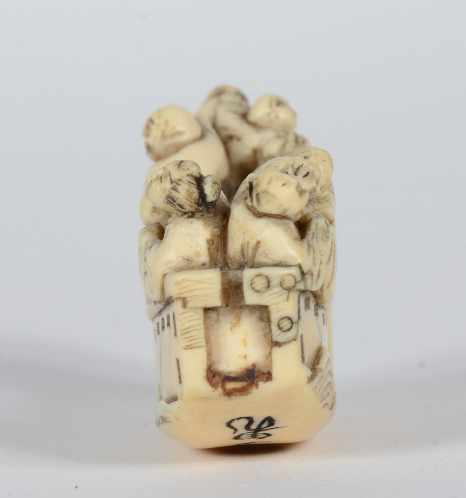 Netsuke de marfim representando barca com figuras, assinado. - foto 3 de 5