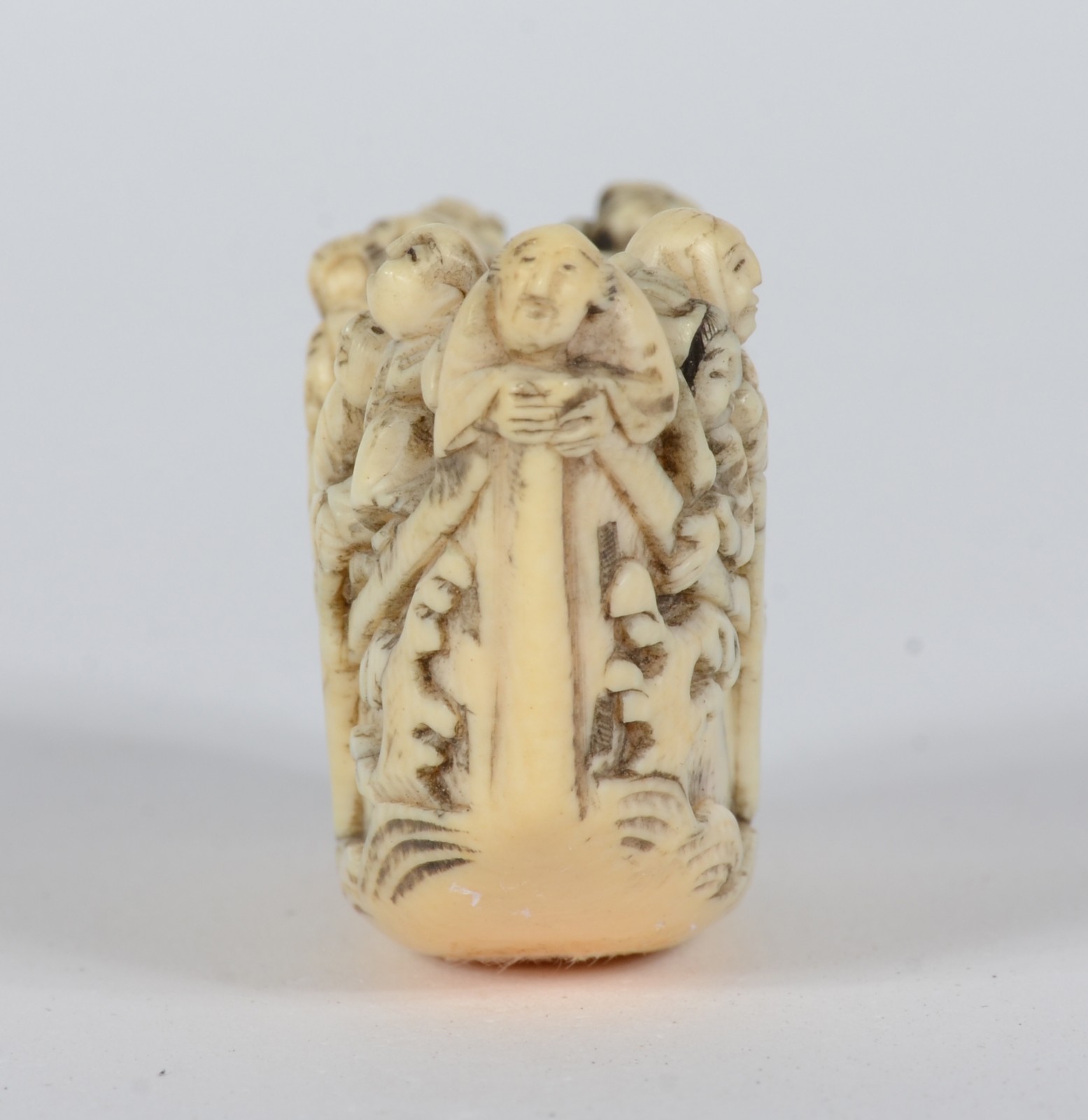 Netsuke de marfim representando barca com figuras, assinado. - foto 4 de 5