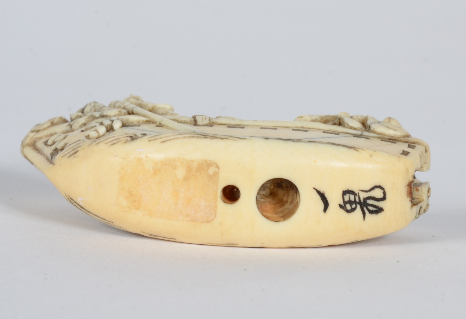 Netsuke de marfim representando barca com figuras, assinado. - foto 5 de 5