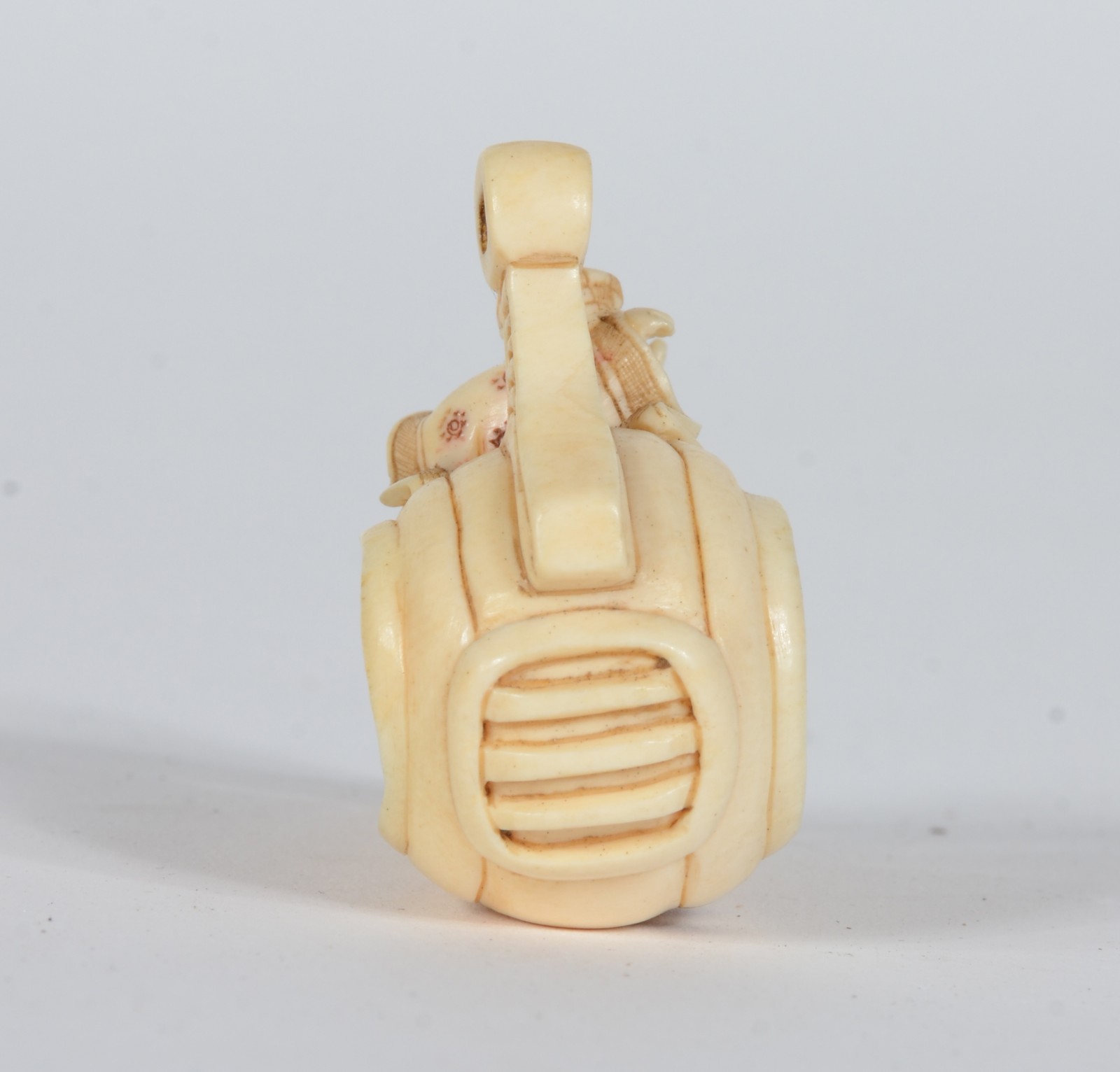 Netsuke de marfim representando figura a cavalo ladeado por figura... - foto 4 de 6