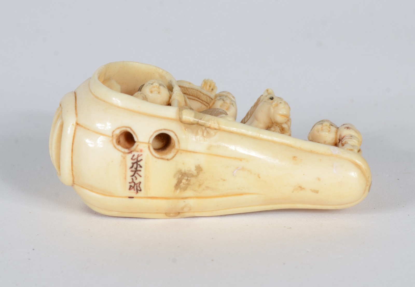 Netsuke de marfim representando figura a cavalo ladeado por figura... - foto 5 de 6