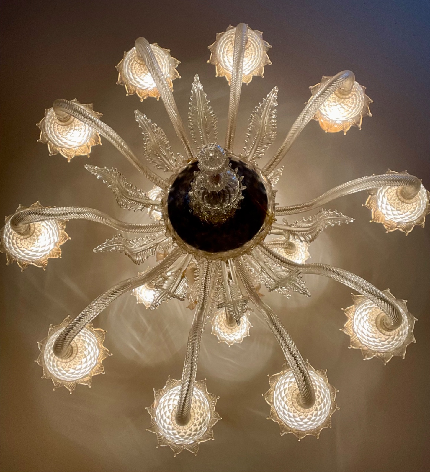 Belíssimo lustre de murano com pó de ouro para 15 luzes, pequenas... - foto 4 de 4