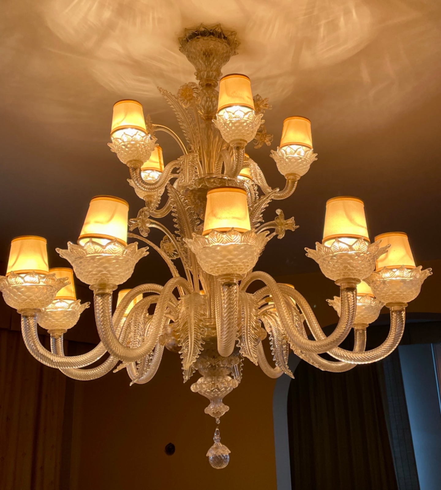 Belíssimo lustre de murano com pó de ouro para 15 luzes, pequenas... - foto 2 de 4