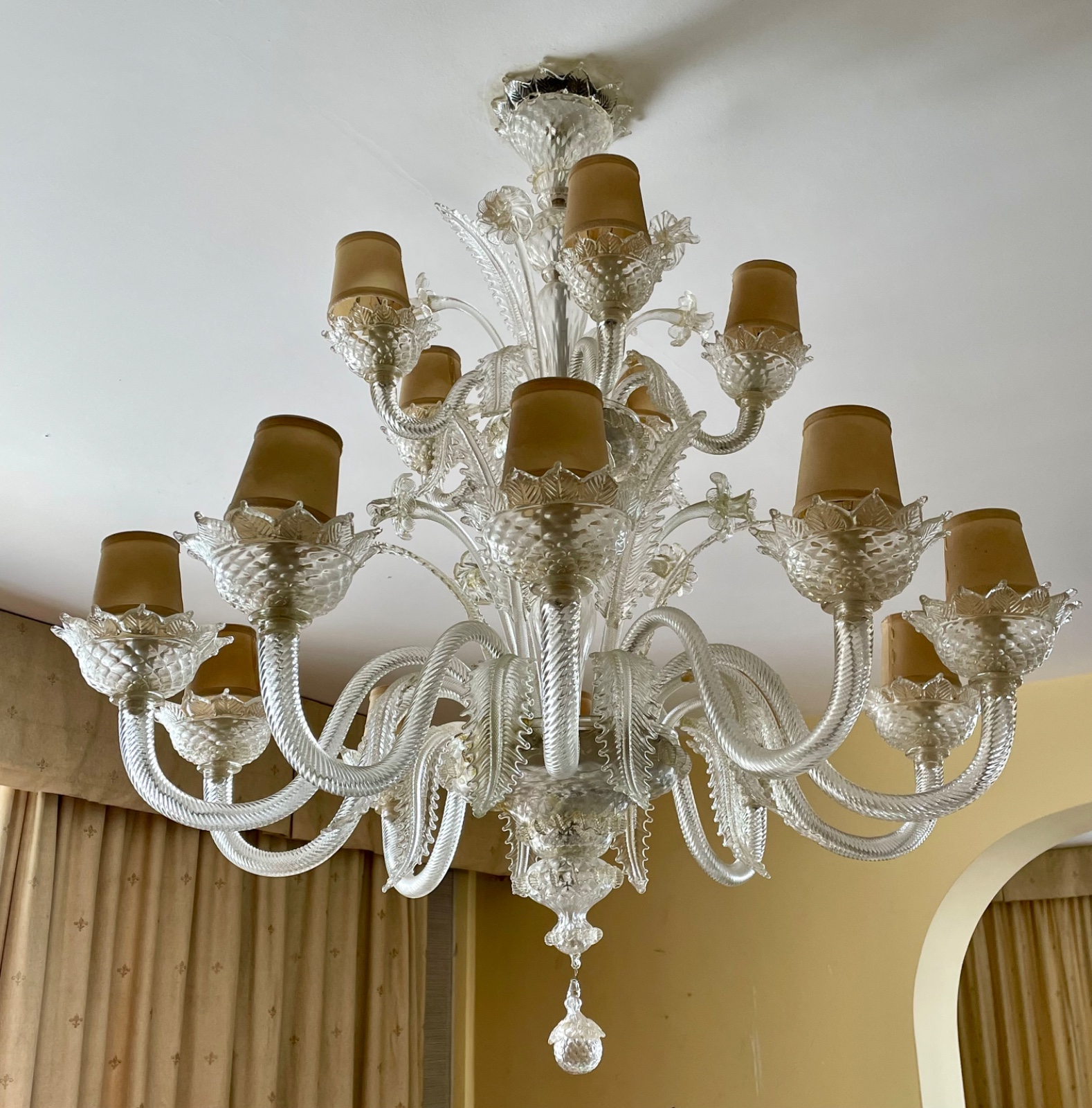 Belíssimo lustre de murano com pó de ouro para 15 luzes, pequenas... - foto 1 de 4