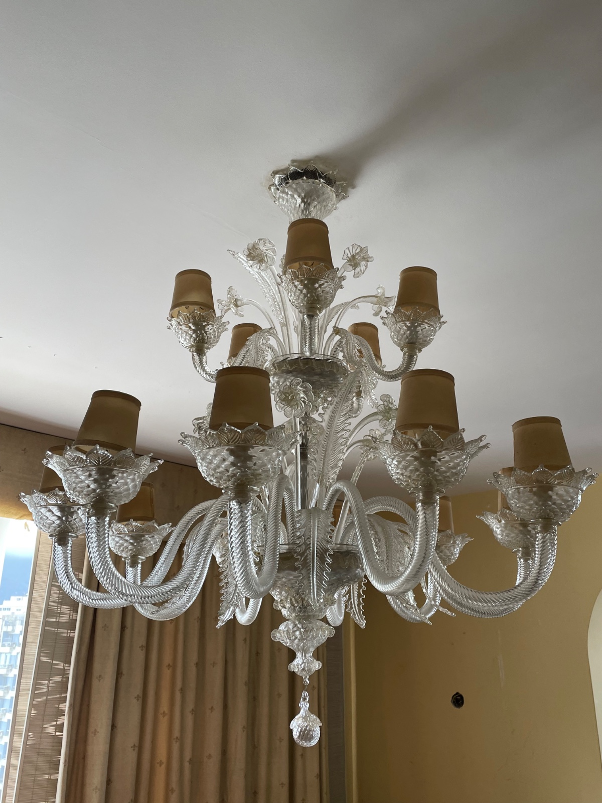Belíssimo lustre de murano com pó de ouro para 15 luzes, pequenas... - foto 3 de 4