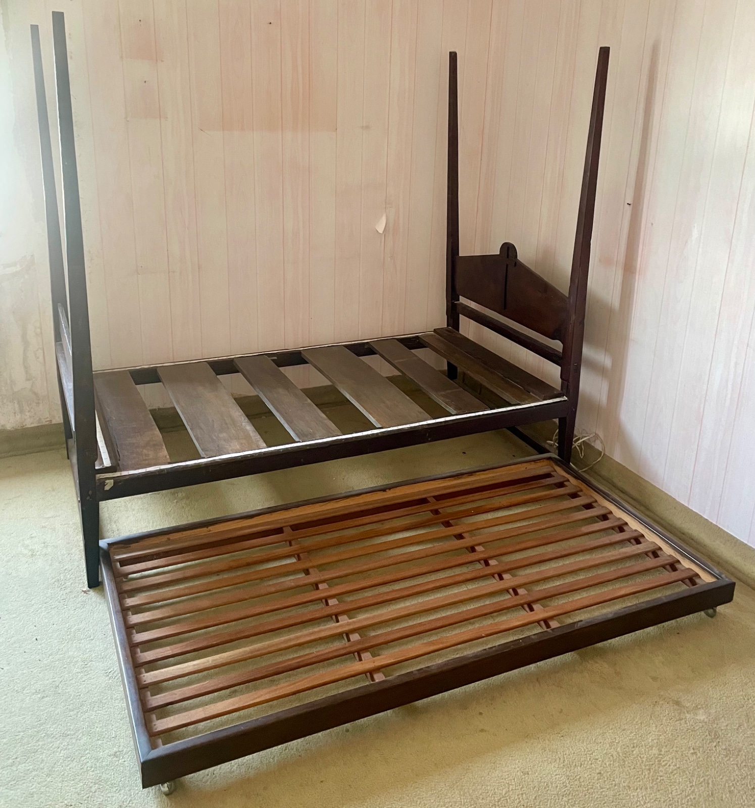 Antiga cama de convento de madeira nobre, cabeceira com “crucifixo”... - foto 3 de 6