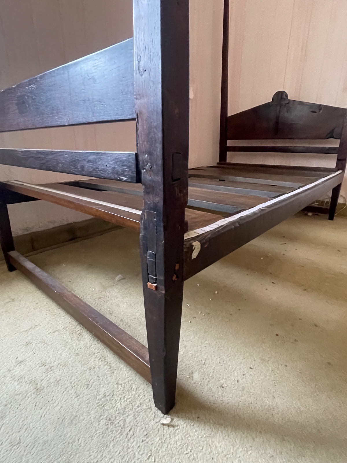 Antiga cama de convento de madeira nobre, cabeceira com “crucifixo”... - foto 4 de 6