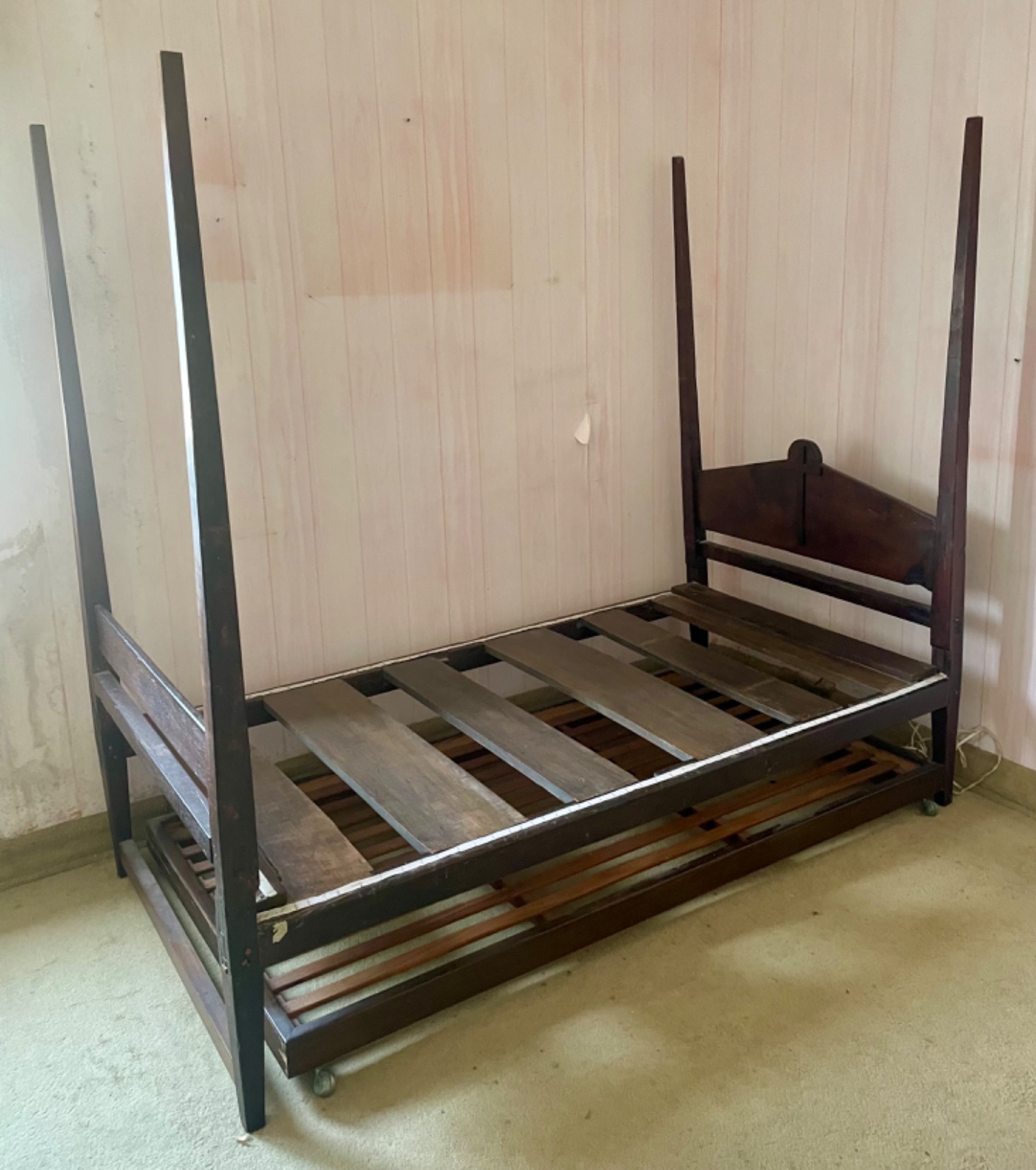 Antiga cama de convento de madeira nobre, cabeceira com “crucifixo”... - foto 2 de 6