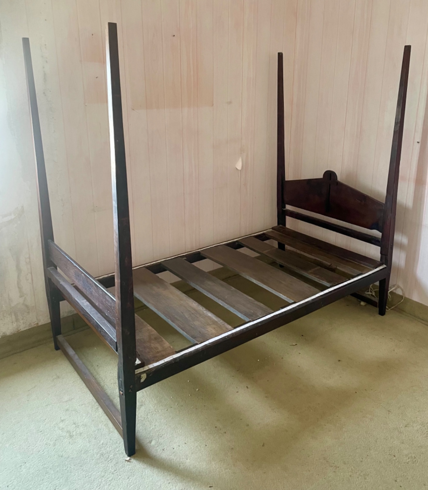 Antiga cama de convento de madeira nobre, cabeceira com “crucifixo”... - foto 1 de 6